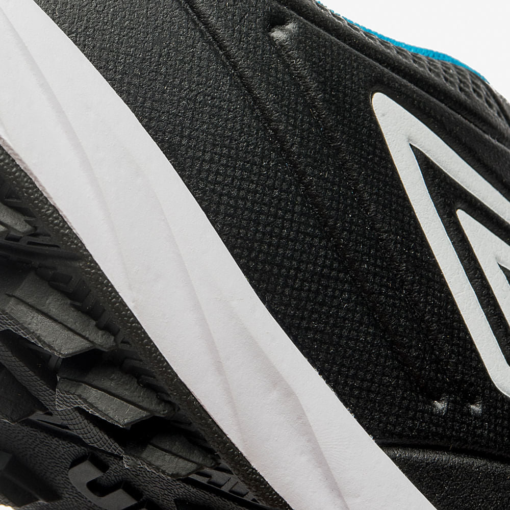 Chuteira Society Umbro Tocco III Club